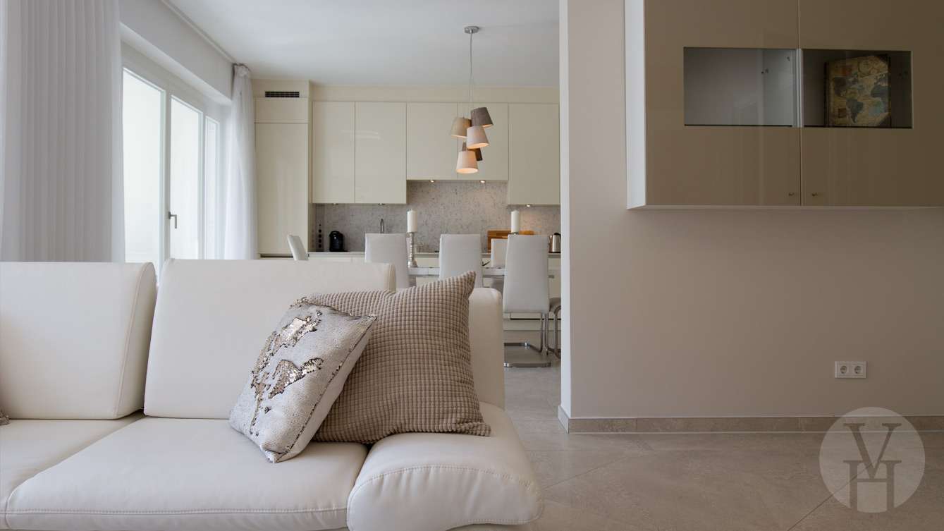 Wohnzimmer mit Blick in die Küche